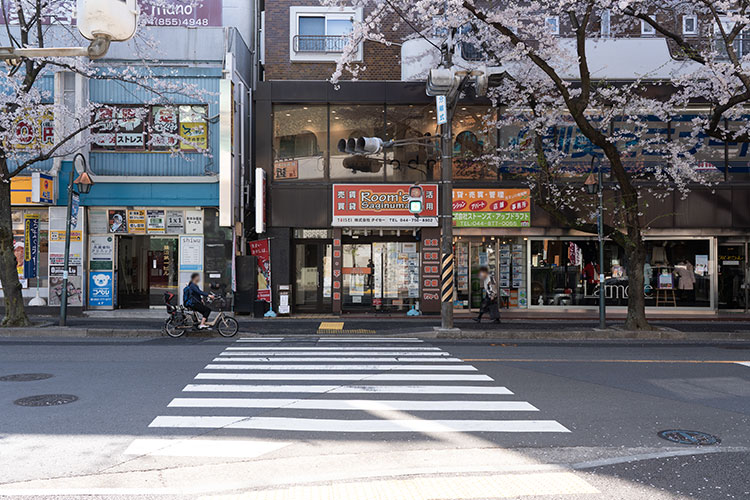 松屋や創英ゼミナールが並ぶ側の歩道へ移り